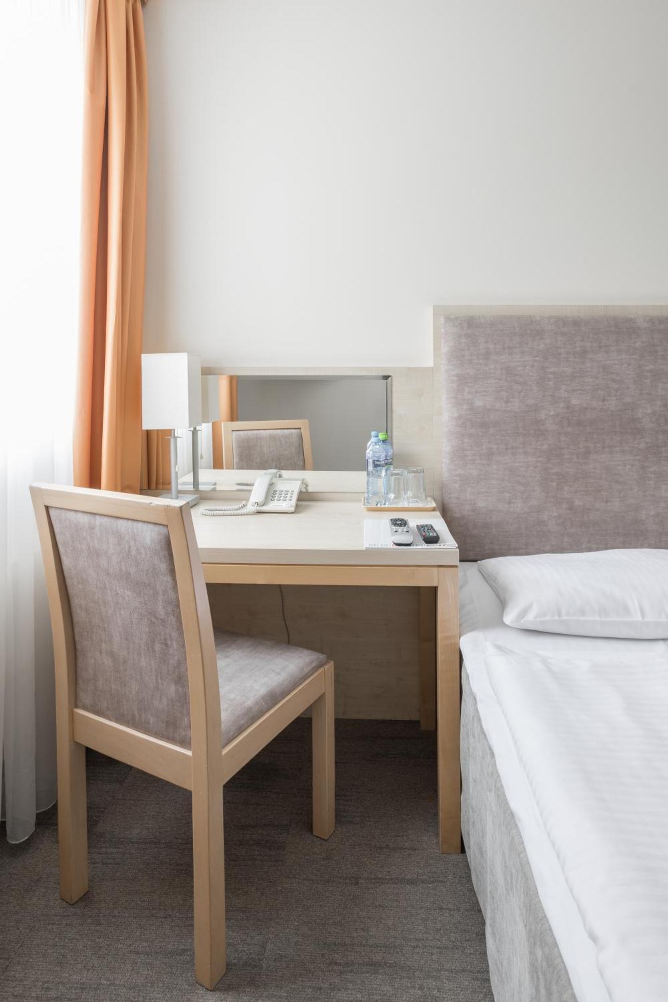 Hotel Orange Przeźmierowo Esterno foto